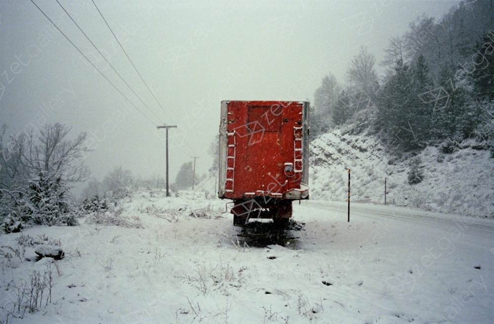 Red truck, snow. Near Grevena, northern Greece, original Paisaje Cosa análoga Fotografía de Dimitri Mellos